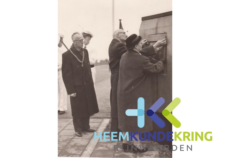 16 Plaquette aanbrengen 1956 Paula Bruns, bm Daalderop